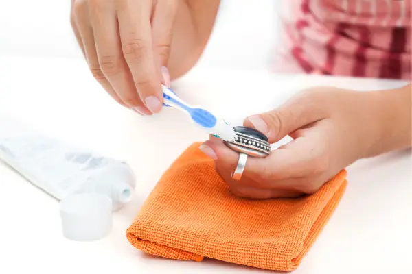 Como limpar prata: guia completo para devolver o brilho às suas joias